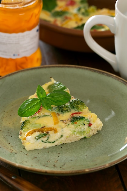 Tortilla fresca preparada con verduras y espinacas.