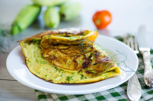 Foto tortilla frita con calabacín en una mesa de madera