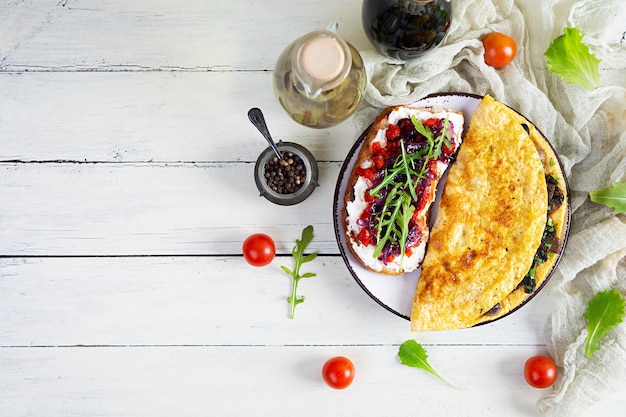 Tortilla frita rellena de champiñones y bocadillo con pimientos asados y cebollas caramelizadas Vista superior