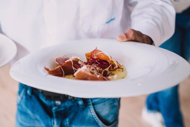 Tortilla de huevo y queso con virutas de jamón ibérico