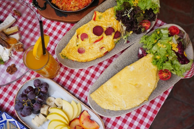 tortilla de huevo con salchicha en una mesa de desayuno