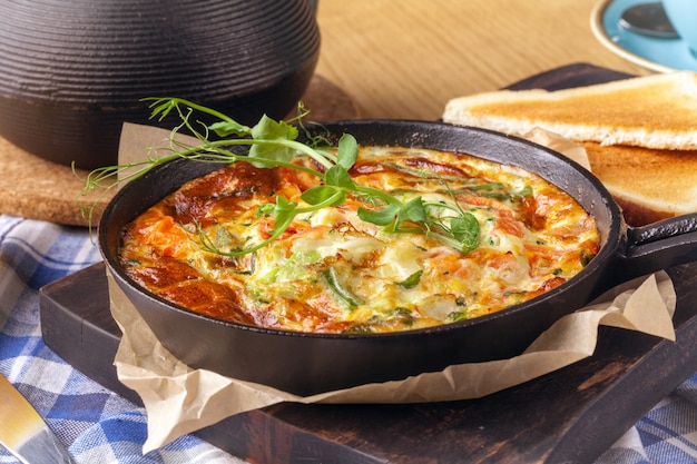 Tortilla de jamón y huevo en una sartén