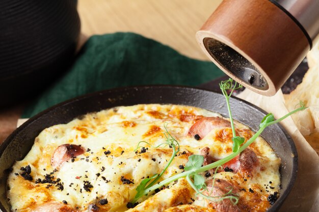 Foto tortilla de jamón y huevo en una sartén