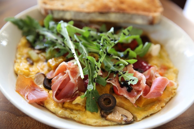 tortilla con jamón de parma y ensalada