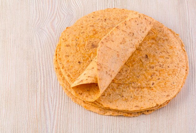 tortilla en una mesa de madera