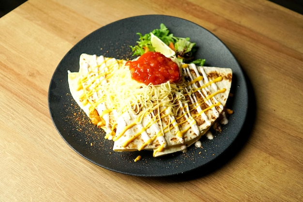 Tortilla en una mesa de restaurante