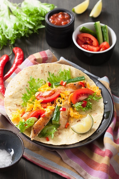 Tortilla mexicana con pechuga de pollo y verduras