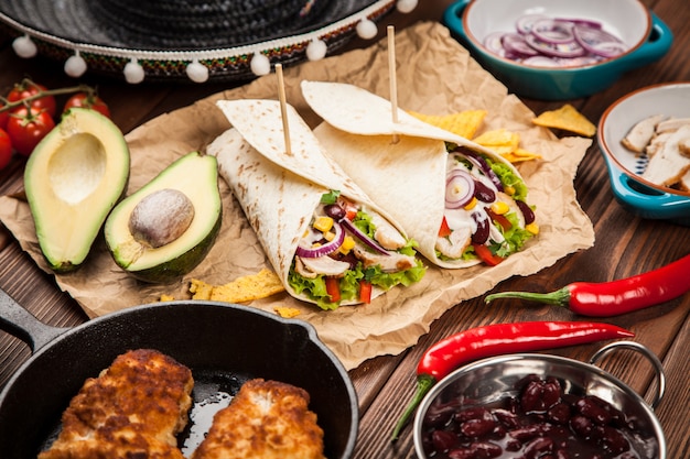 Tortilla con una mezcla de ingredientes.