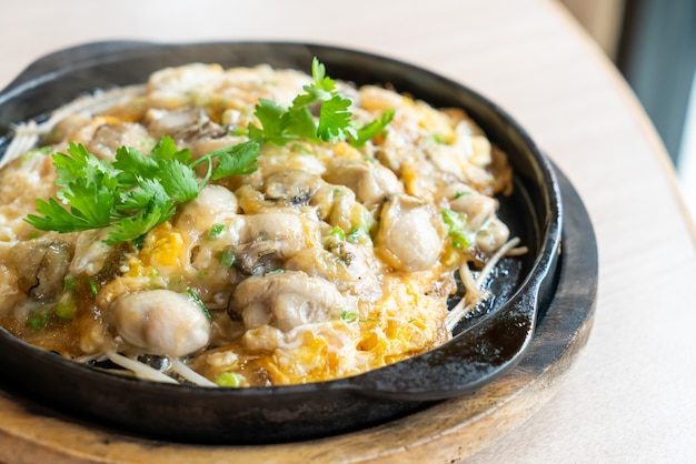 Tortilla de ostras con brotes de soja en sartén caliente