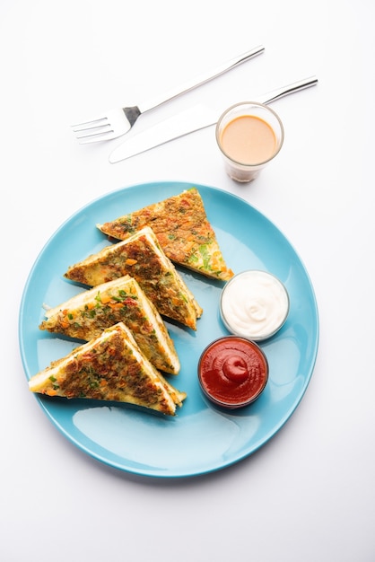 Tortilla de pan es un desayuno rápido y fácil de la India. Rebanadas de pan fresco bañadas en masa de huevo con especias y poco fritas. servido con salsa de tomate y té