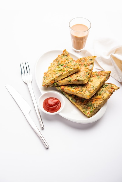 Tortilla de pan es un desayuno rápido y fácil de la India. Rebanadas de pan fresco bañadas en masa de huevo con especias y poco fritas. servido con salsa de tomate y té