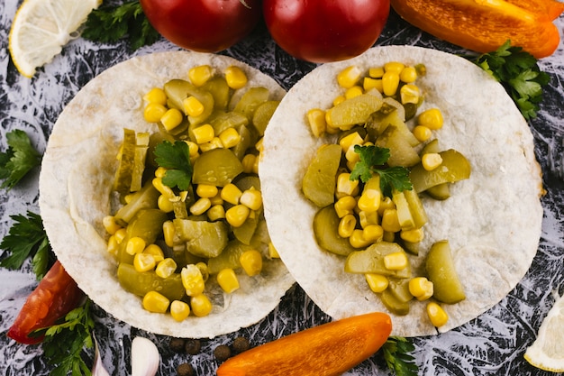 Tortilla de pan con pepinillos y maíz.