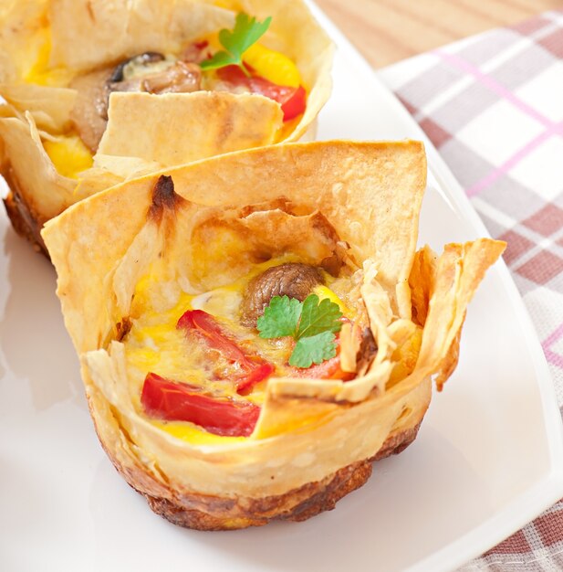 Tortilla en pan de pita con tomate, tocino y champiñones