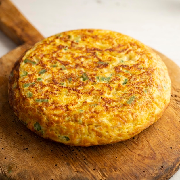 Tortilla de patatas española con coliflor y verduras Receta tradicional de tapa española