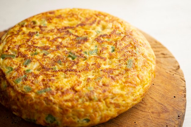 Foto tortilla de patatas española con coliflor y verduras receta tradicional de tapa española