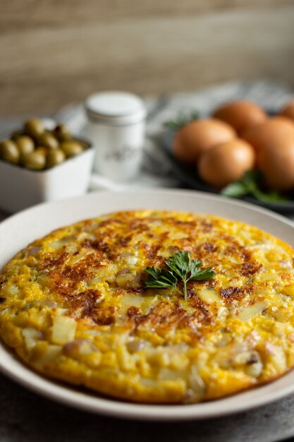 Tortilla de patatas con huevos servidos en mesa de mármol