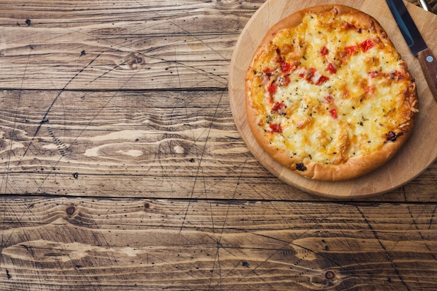 Tortilla de pizza casera con tomate y queso sobre madera