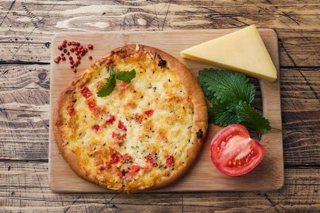 Foto tortilla de pizza casera con tomate y queso