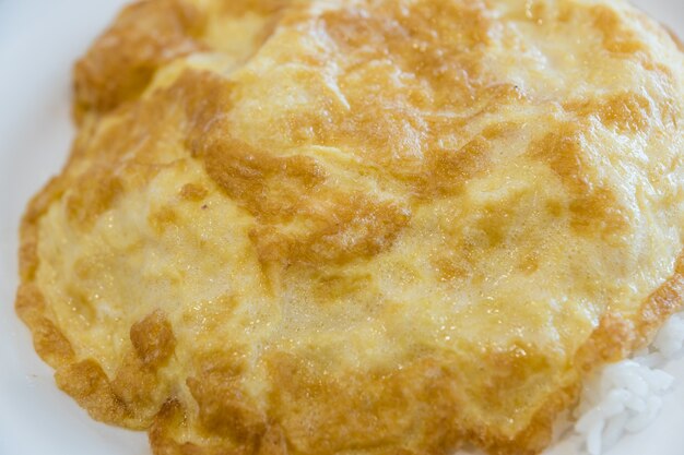 Tortilla en un plato de arroz blanco.