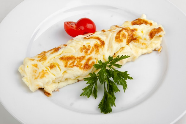 tortilla en un plato blanco para el desayuno