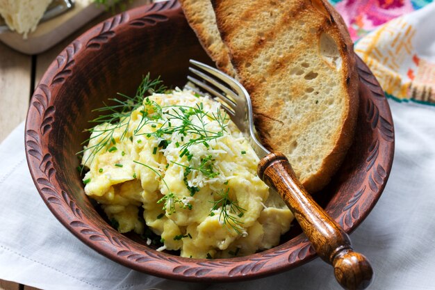 Tortilla de plato tradicional de Moldavia o Rumania con queso, servida con pan sobre una superficie de madera.