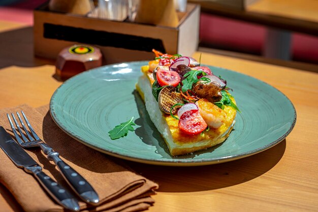 Tortilla pulyar con gambas y champiñones a la plancha