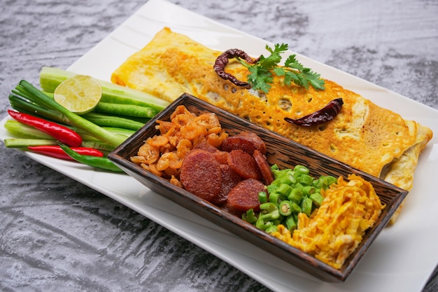 Tortilla rellena y verduras en un plato