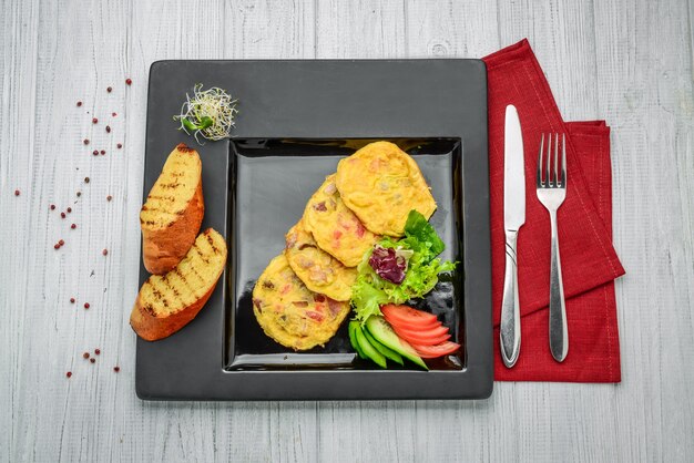 Tortilla con salmón ahumado y brócoli en un plato