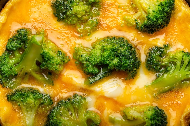 Tortilla saludable con brócoli macro closeup vista superior