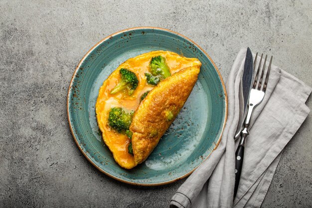 Tortilla saludable con brócoli en la vista superior de la placa