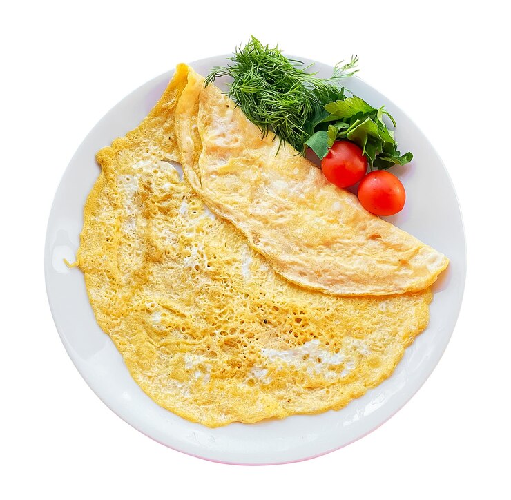 Tortilla servida con tomates y verduras
