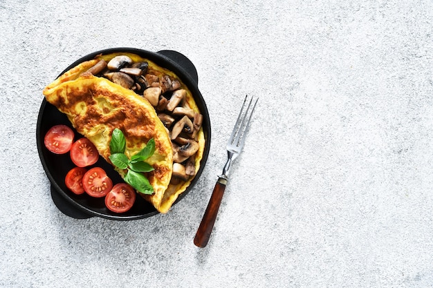 Tortilla de setas y tomates para el desayuno