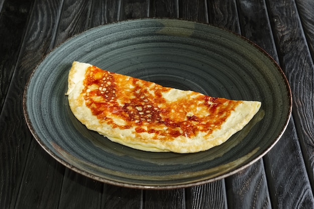 Tortilla simple en un plato