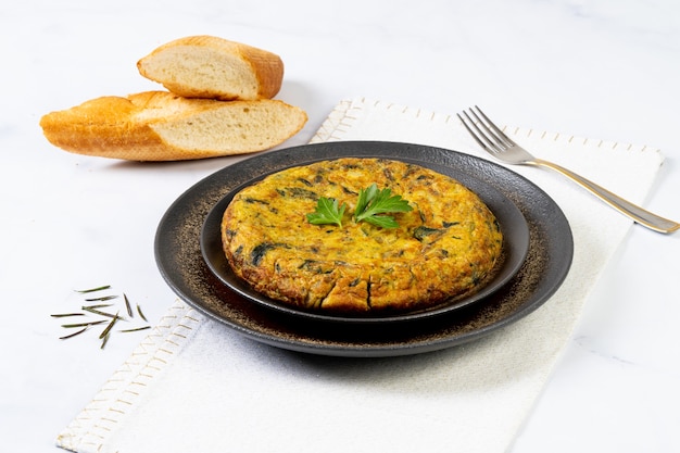 Tortilla típica española en mesa de mármol