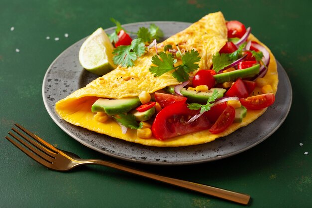 Foto tortilla con tomate, aguacate, cebolla, chile y maíz dulce, dieta cetogénica saludable, desayuno bajo en carbohidratos