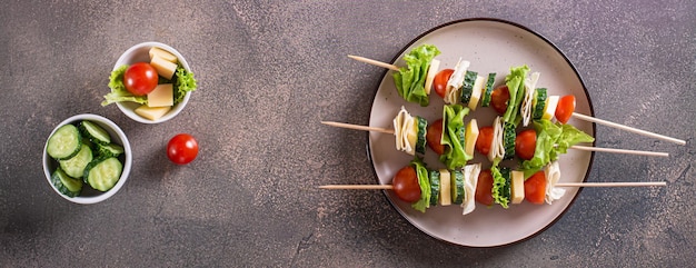 Tortilla de tomate, pepino, queso fresco y canapé de lechuga en un banner web de vista superior de placa