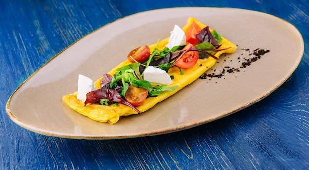 Tortilla con tomates cherry y queso de cabra