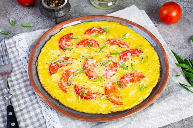 Tortilla con tomates a las finas hierbas y queso rallado Desayuno fácil