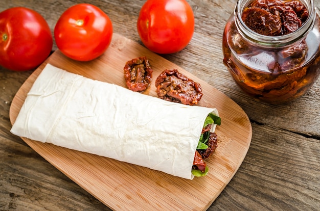 Tortilla con tomates secados al sol