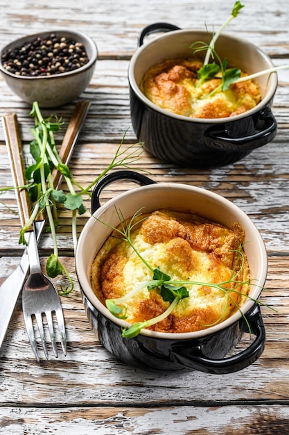 Tortilla de tortilla de patata española servida en sartén. Fondo de madera blanca. Vista superior.