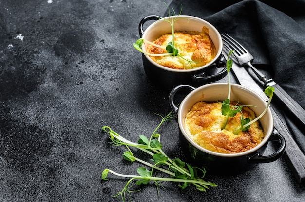 Tortilla de tortilla de patata española servida en sartén. Fondo negro. Vista superior. Copie el espacio.