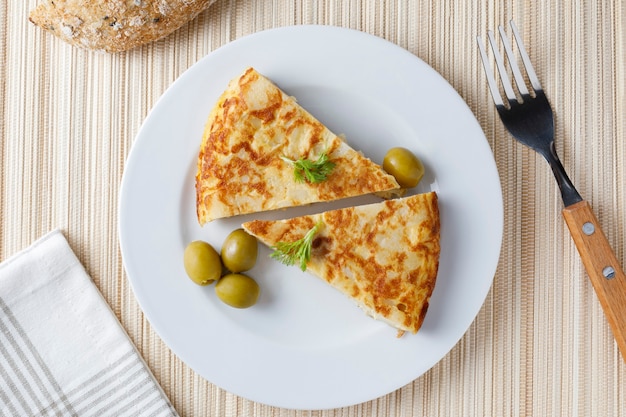 Tortilla tradicional española con perejil