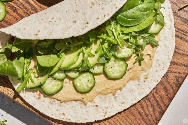 Tortilla vegetariana con hummus y verduras