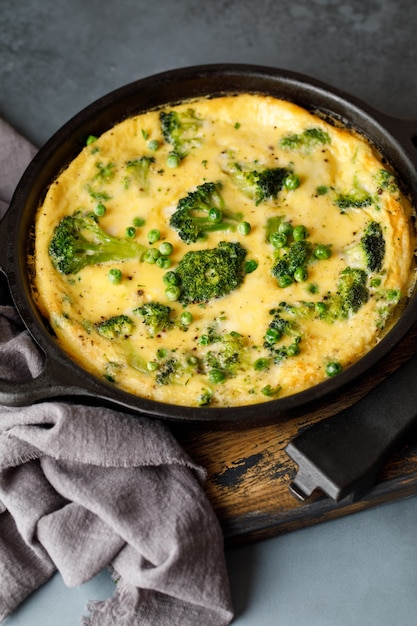 Tortilla de verduras, brócoli y guisantes en una sartén