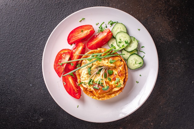 tortilla con verduras desayuno fresco huevos fritos y tomate pepino porción fresca lista para comer