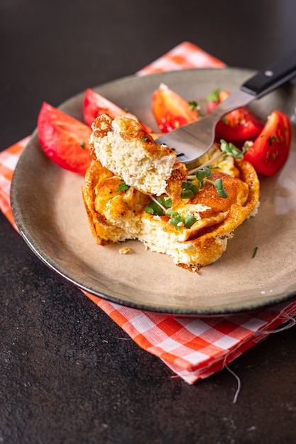 tortilla con verduras desayuno fresco huevos fritos y tomate pepino porción fresca lista para comer