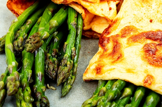 Tortilla de verduras rellenas de espárragos