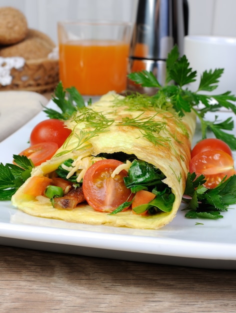 Tortilla de verduras rellenas con hierbas y tomates