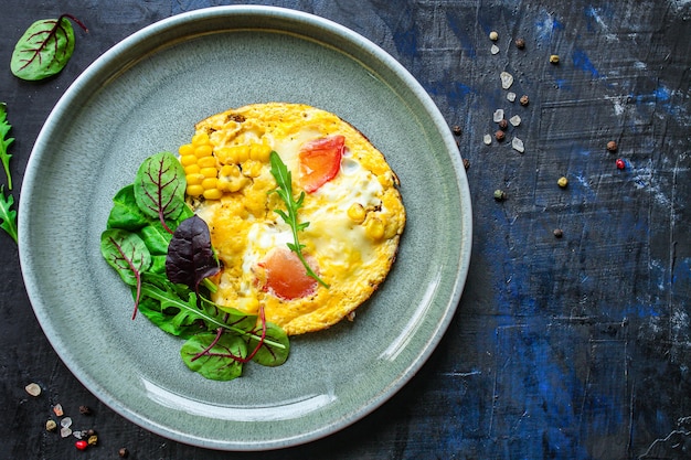 Foto tortilla de verduras revueltas y ensalada