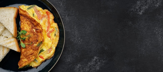 Tortilla con verduras y tostadas en un plato Banner